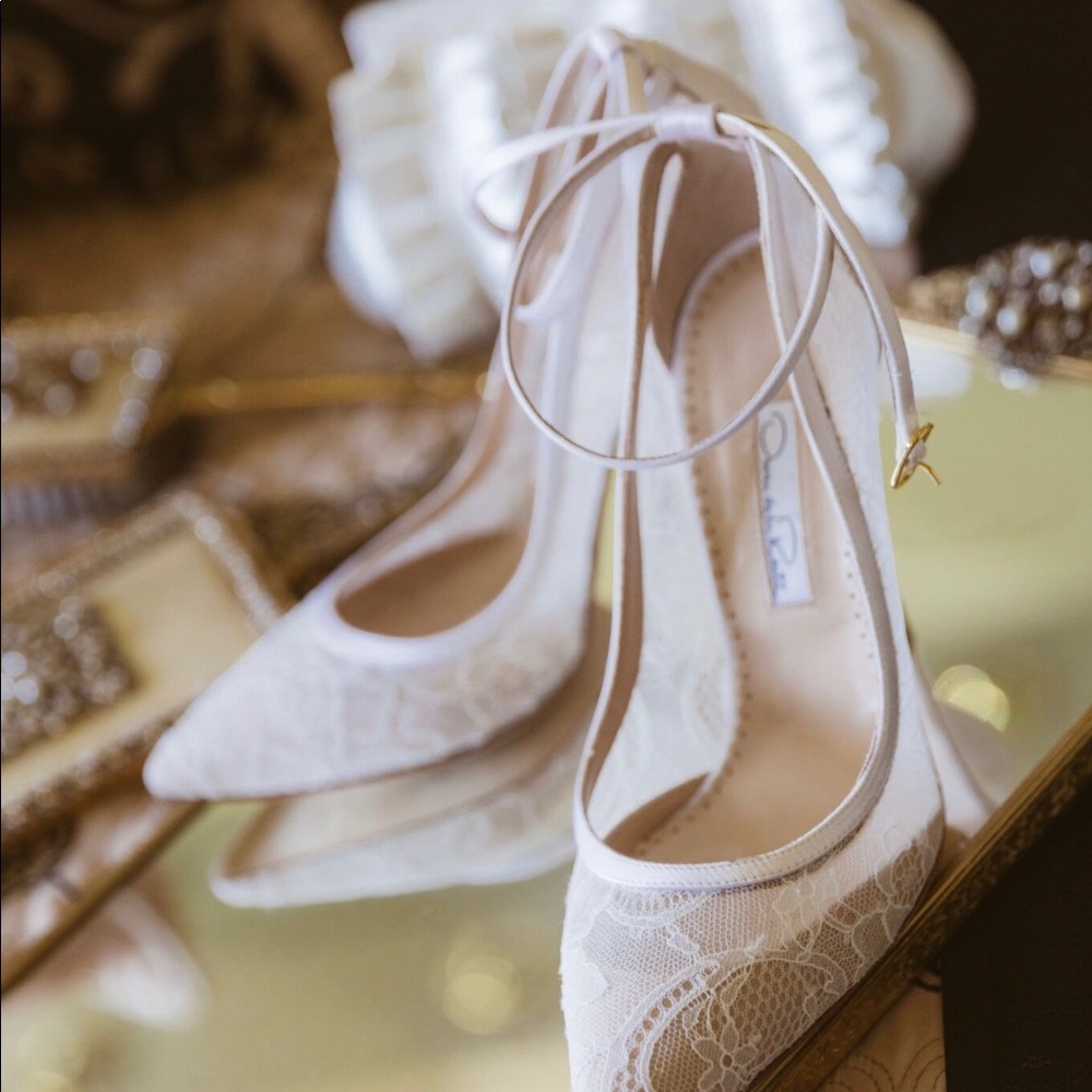 Oscar de la Renta ivory lace pumps. size 7